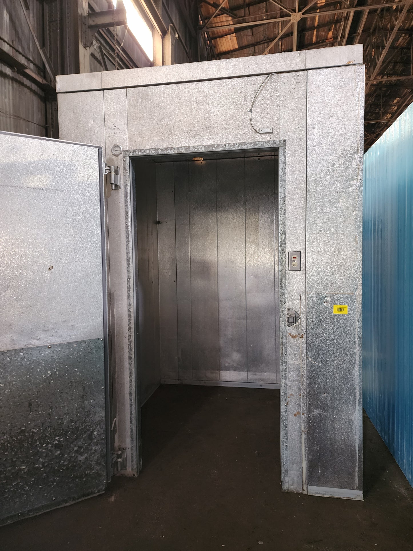 6' x 6' x 8' 4" - Walk in cooler w/man door & 1/2 HP unit - No floor