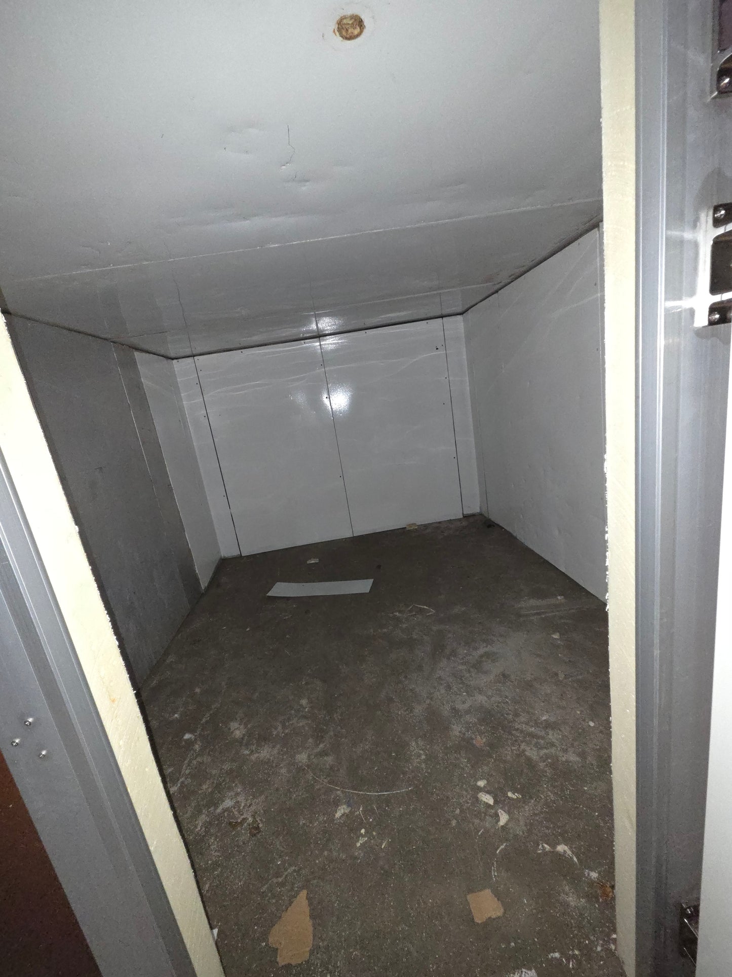 Used 9' 7" x 11' 6" x 6' 11" Walk-In Cooler