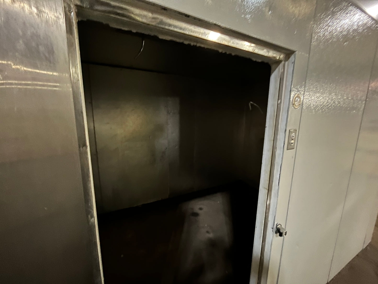 Used 8' x 12' x 8' Walk-In Cooler W/ 1/2HP Refrigeration System